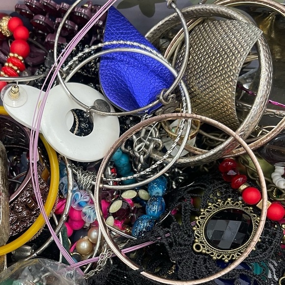 Vintage To Modern Jewelry & Small Accessories Lot Wear Craft Repair Repurpose - Picture 8 of 13